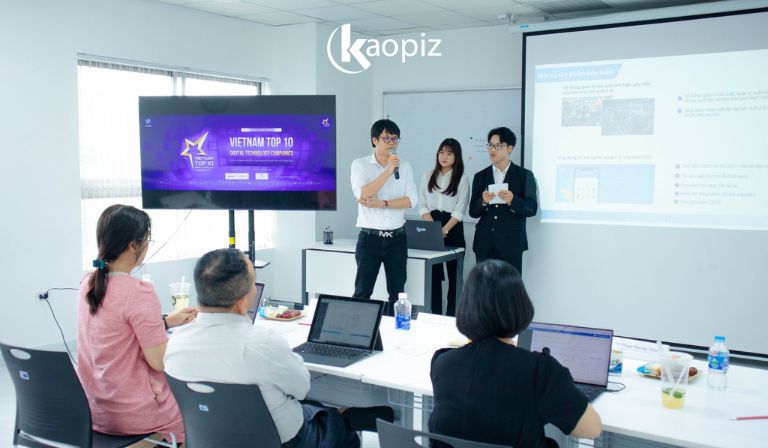 https://stg.kaopiz.com/wp-content/uploads/2023/08/カオピーズが-2023-年ベトナム-トップ-10-ICT企業のプレゼンテーションラウンド.jpg