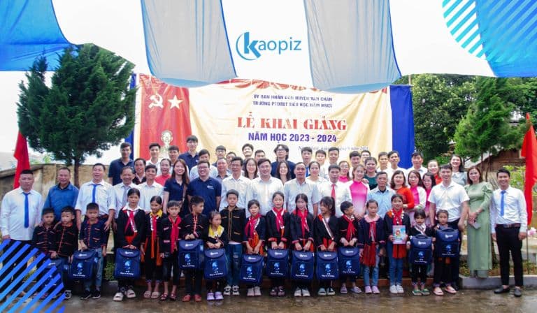 https://stg.kaopiz.com/wp-content/uploads/2023/09/数民族高中寄宿制学校に15台のパソコンを寄贈、寄贈式を行いました.jpg